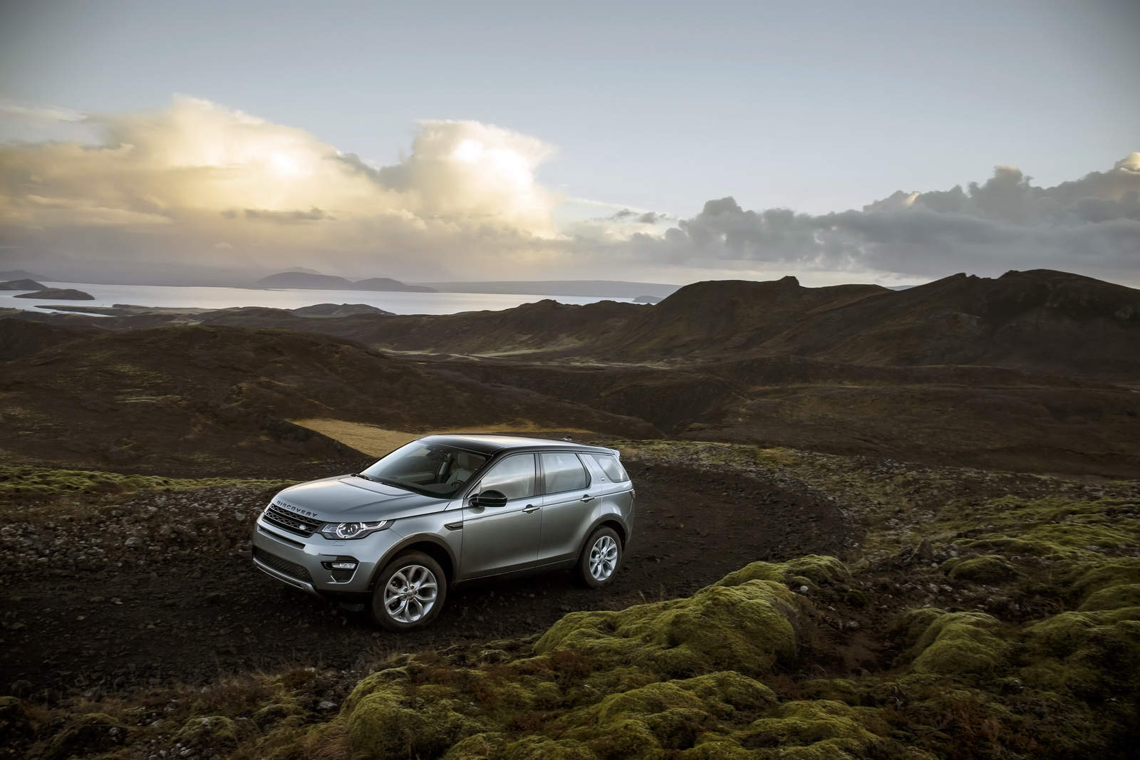 Land Rover Discovery Sport Gets 150PS and 180PS Ingenium Diesels | Carscoops1600 x 1067