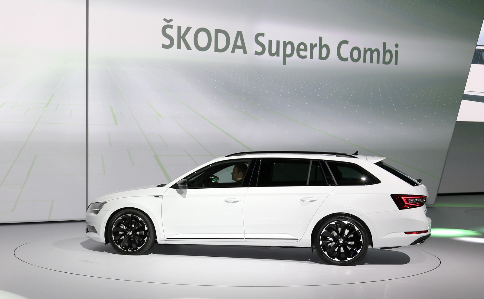 Skoda Gives the Superb A Feistier Look With New SportLine Version | Carscoops1600 x 989