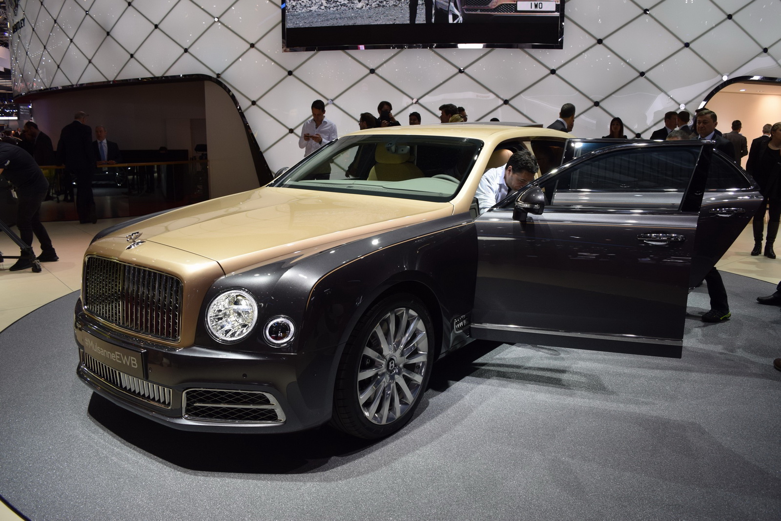 2017 Bentley Mulsanne Shows Its New Face In Geneva Carscoops