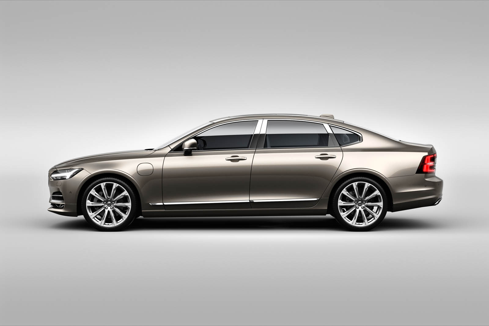 2018 Volvo S90 T8 Twin-Engine PHEV With 400HP Reaches ...
