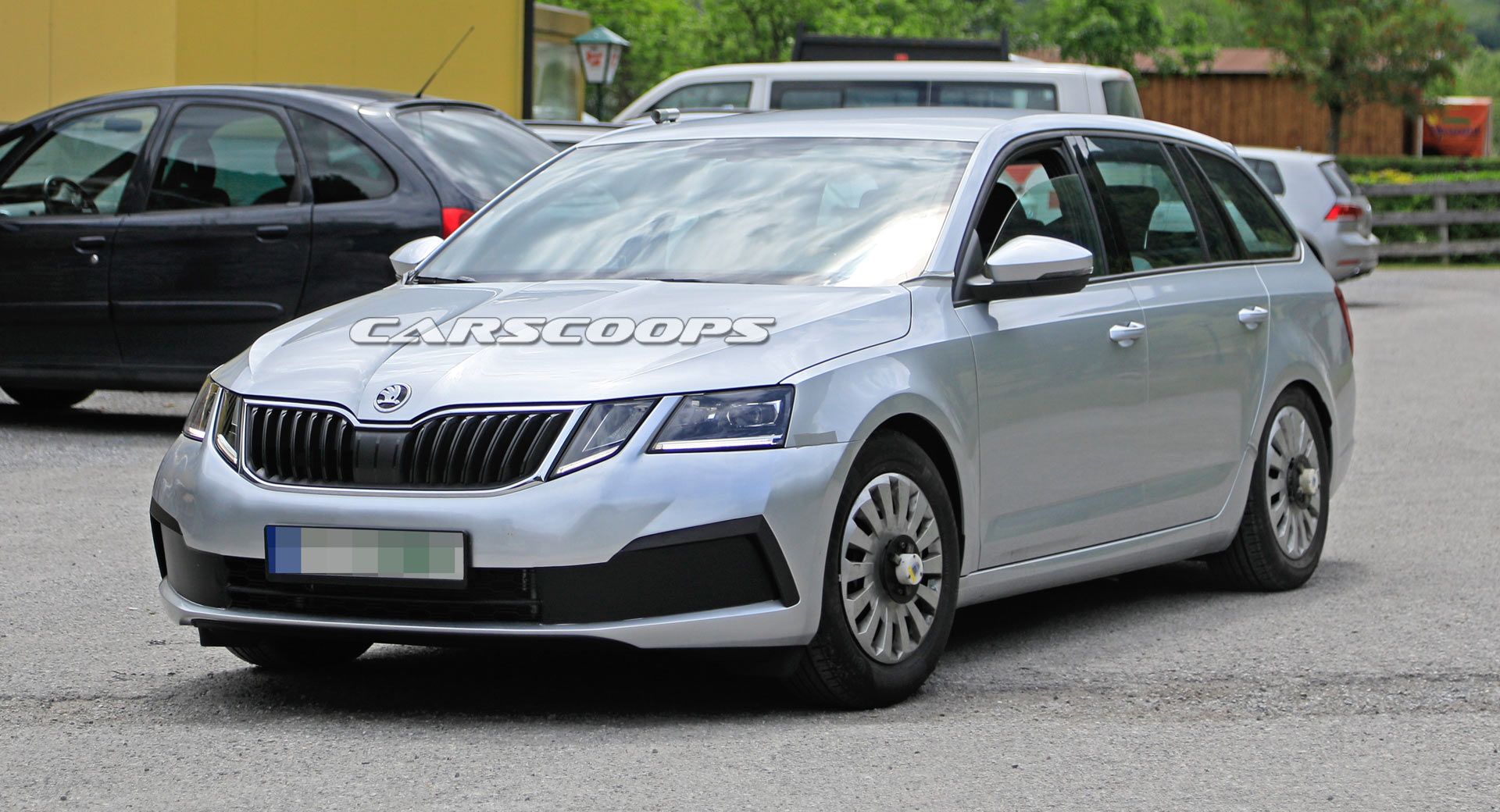 Škoda Octavia IV už podlieha prvému testovaniu. Zatiaľ je však maskovaná v tvaroch súčasnej generácie III po facelifte - ioty.sk