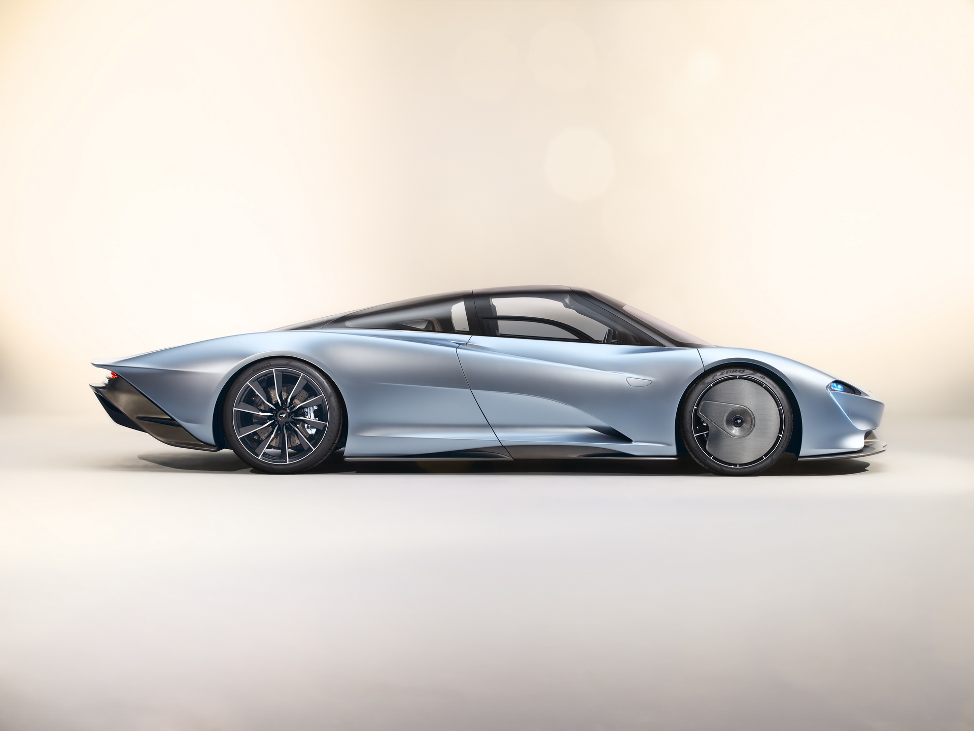 McLaren Speedtail is a hypercar spaceship with central driving position, 1,035 hp