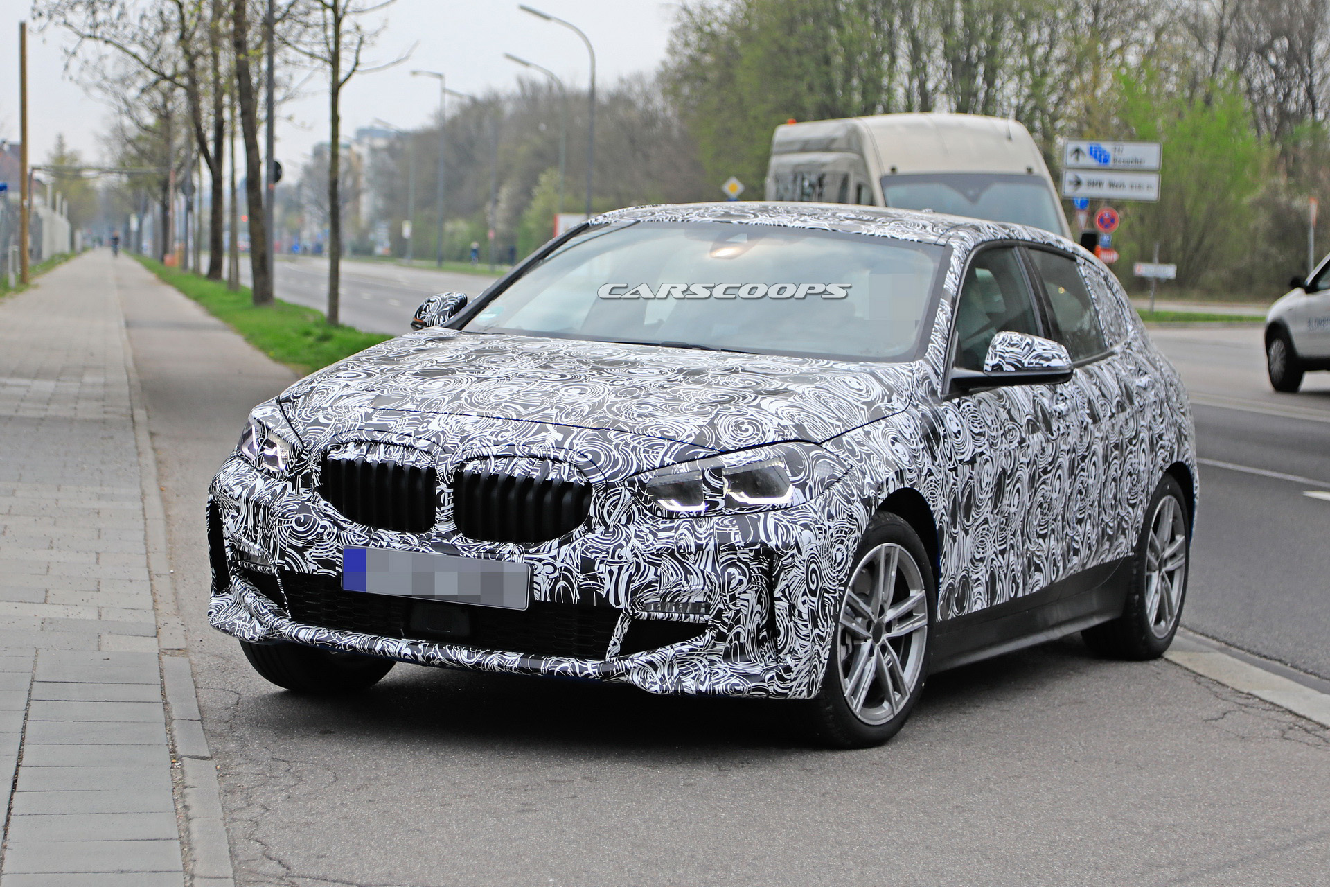 2018 - [BMW] Série 1 III [F40-F41] - Page 14 2ab21077-2020-bmw-1-series-spied-with-less-front-camo-3