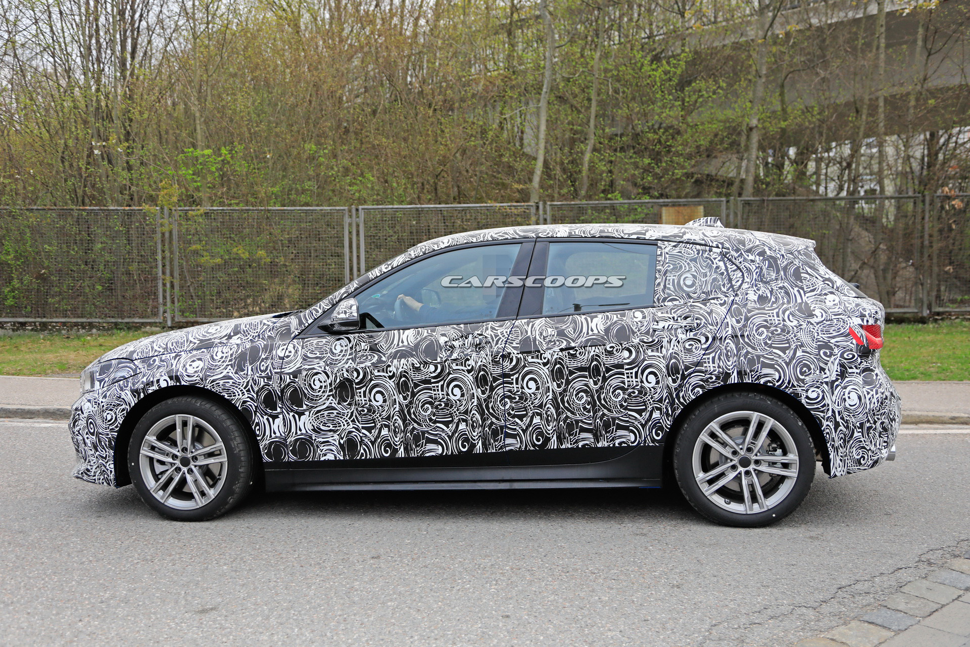 2018 - [BMW] Série 1 III [F40-F41] - Page 14 2f5bef30-2020-bmw-1-series-spied-with-less-front-camo-5