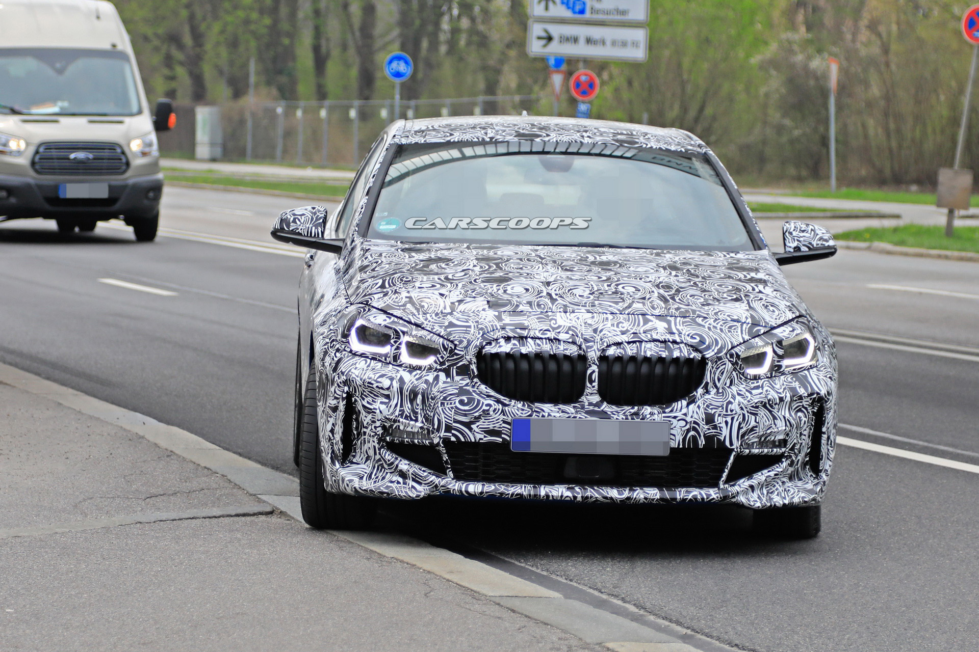 2018 - [BMW] Série 1 III [F40-F41] - Page 14 51693780-2020-bmw-1-series-spied-with-less-front-camo-1