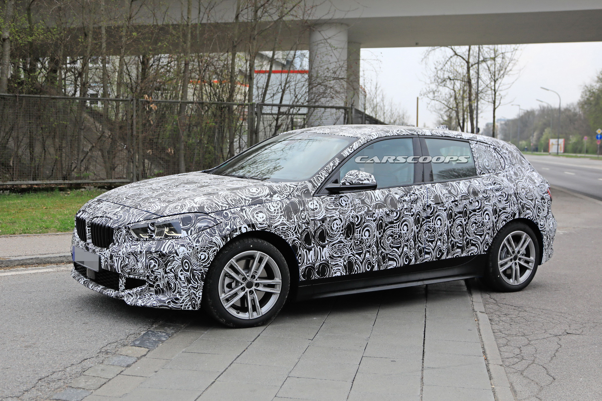 2018 - [BMW] Série 1 III [F40-F41] - Page 14 66e90a2d-2020-bmw-1-series-spied-with-less-front-camo-4