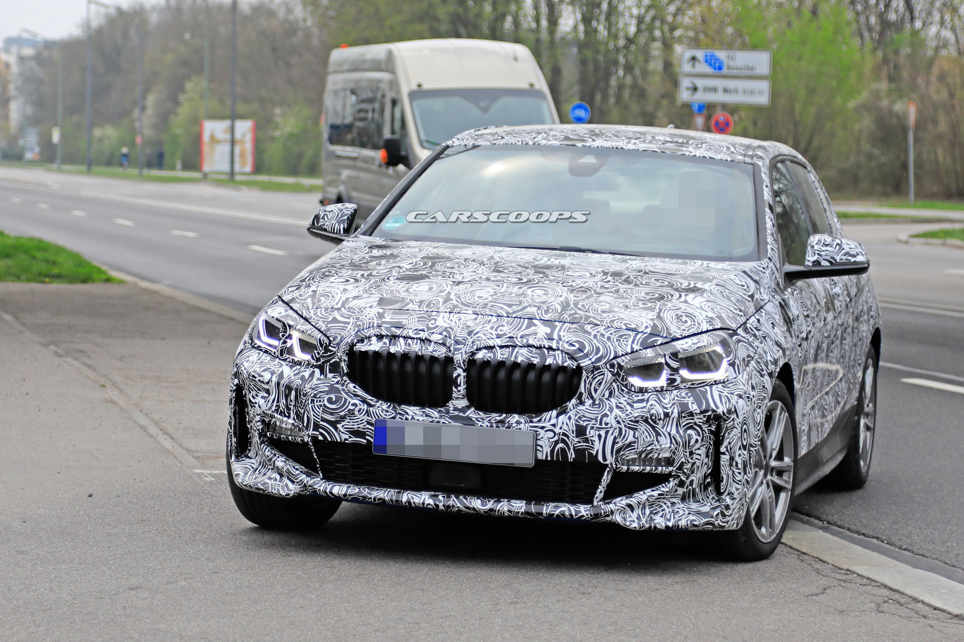 2018 - [BMW] Série 1 III [F40-F41] - Page 14 8072300d-2020-bmw-1-series-spied-with-less-front-camo-2